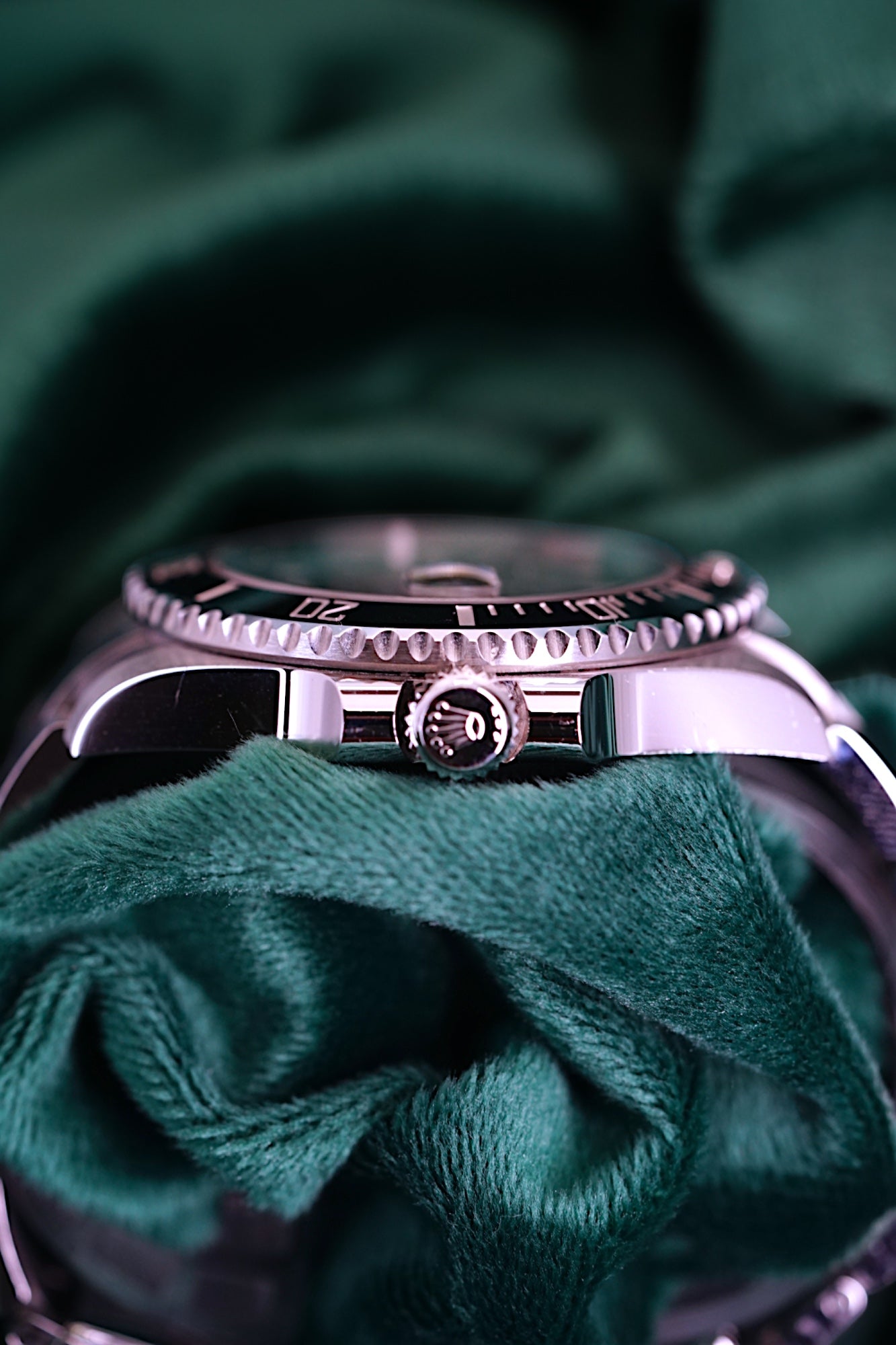 Rolex Submariner Date a Stainless Steel timepiece A stainless steel wristwatch with date and bracelet in Full Seet | 40mm OysterSteel