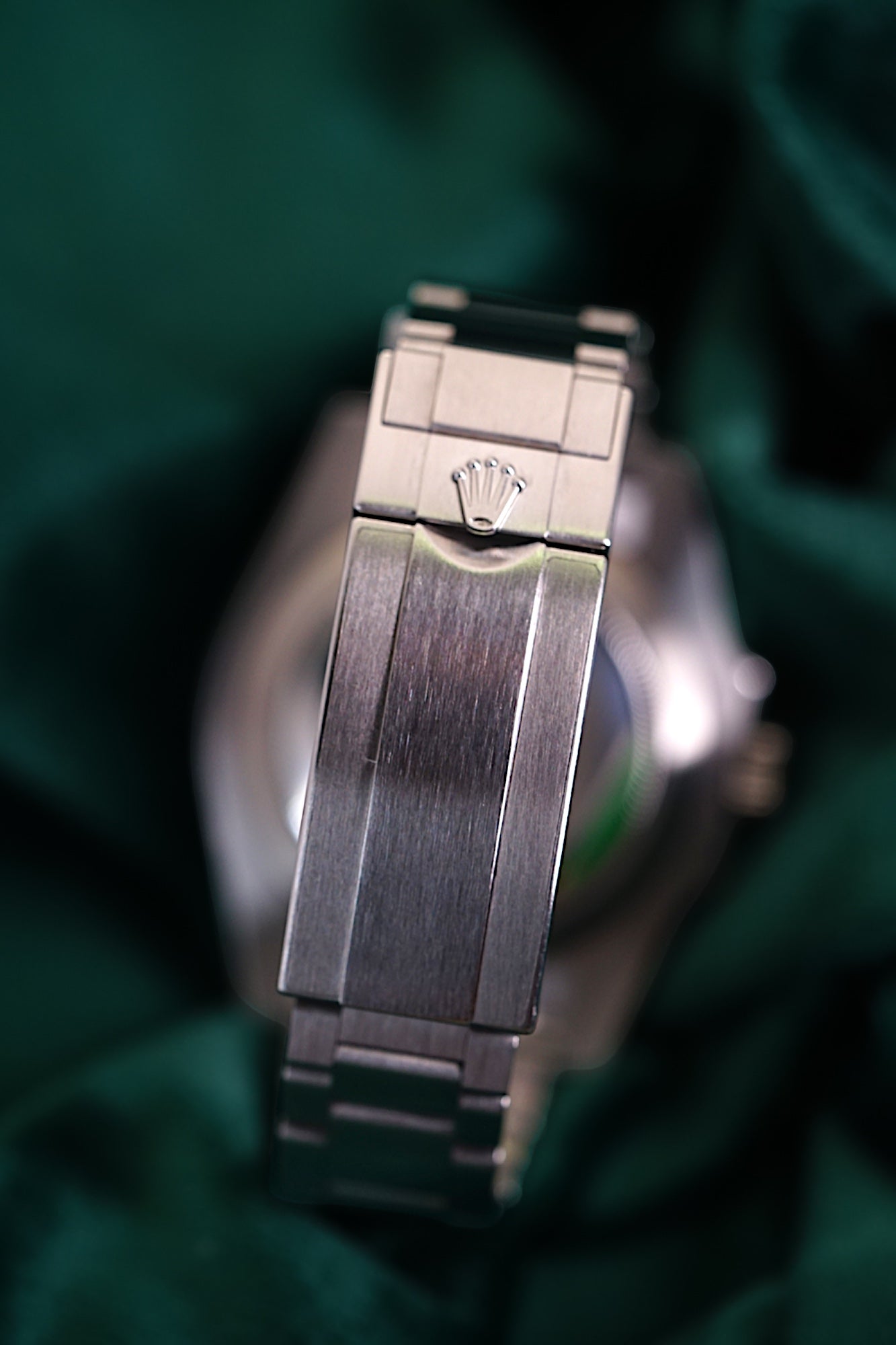 Rolex Submariner Date a Stainless Steel timepiece A stainless steel wristwatch with date and bracelet in Full Seet | 40mm OysterSteel