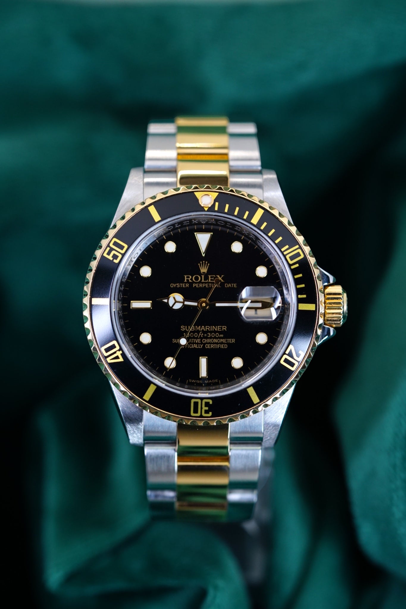 Rolex Submariner Date 16613 Full Set Two-Tone Yellow Gold Black Dial Engraved Rehaut A Neo-Vintage Classic timepiece