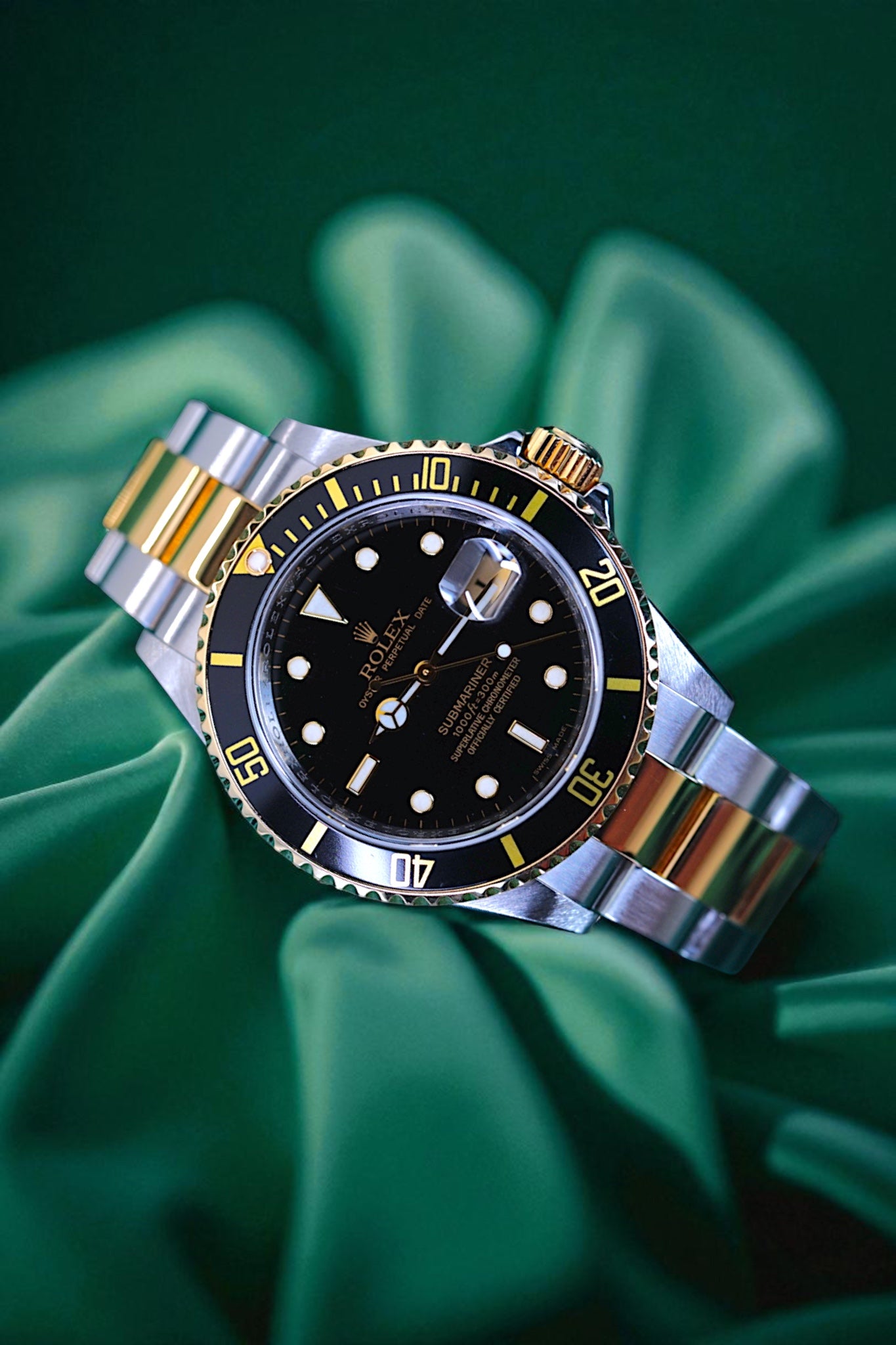 Rolex Submariner Date 16613 Full Set Two-Tone Yellow Gold Black Dial Engraved Rehaut A Neo-Vintage Classic timepiece