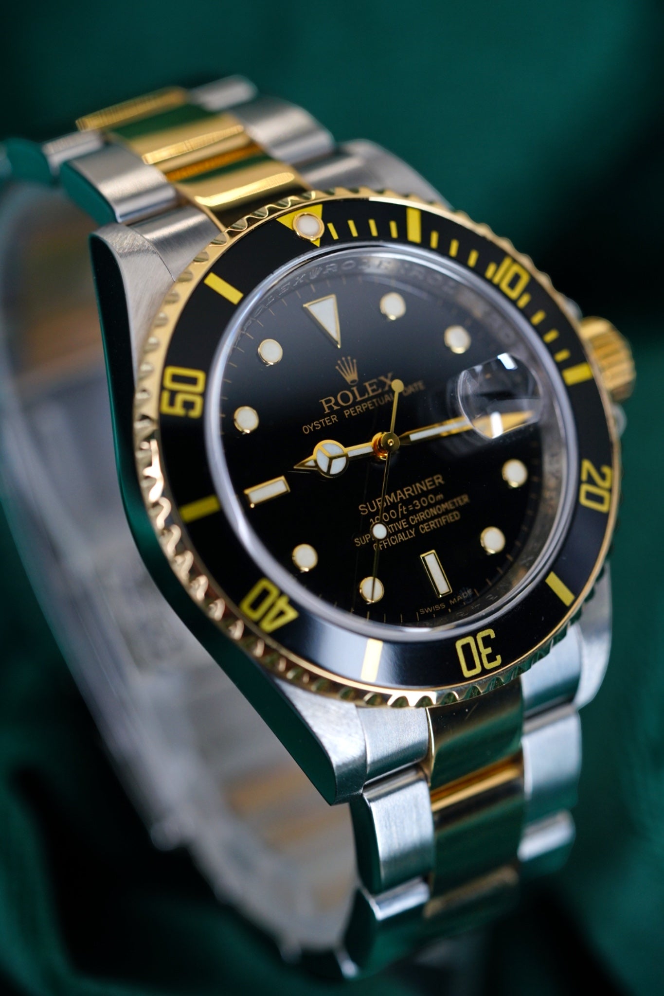 Rolex Submariner Date 16613 Full Set Two-Tone Yellow Gold Black Dial Engraved Rehaut A Neo-Vintage Classic timepiece