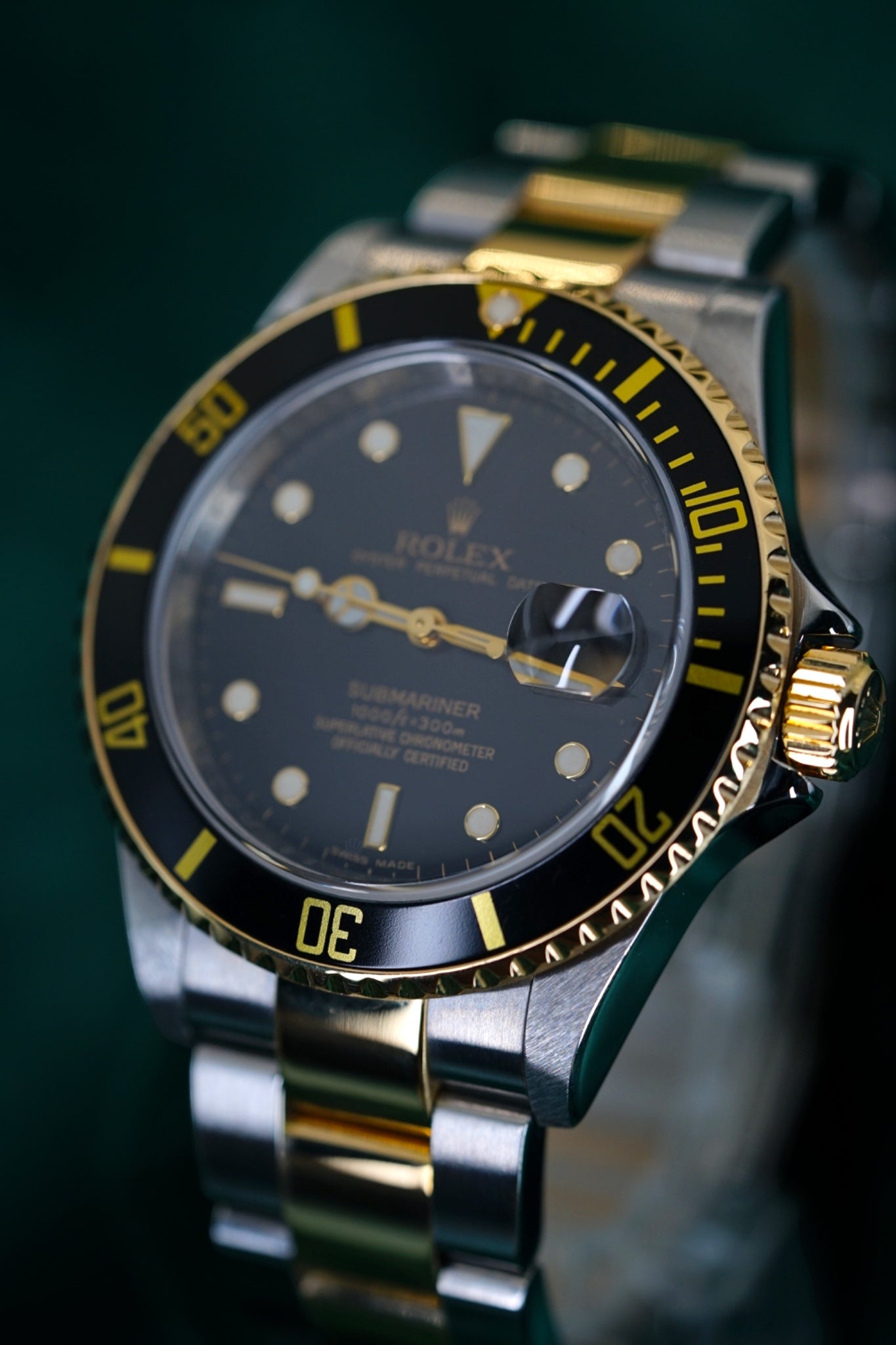 Rolex Submariner Date 16613 Full Set Two-Tone Yellow Gold Black Dial Engraved Rehaut A Neo-Vintage Classic timepiece