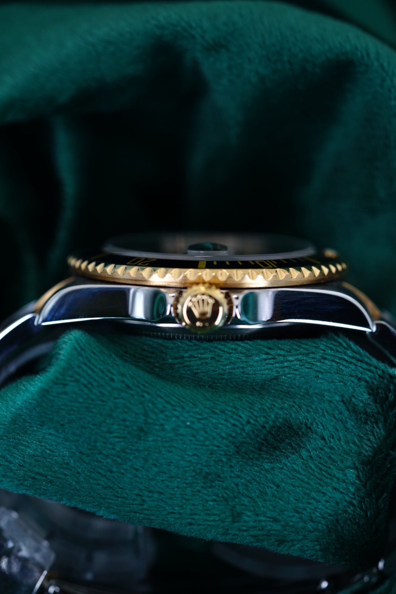 Rolex Submariner Date 16613 Full Set Two-Tone Yellow Gold Black Dial Engraved Rehaut A Neo-Vintage Classic timepiece
