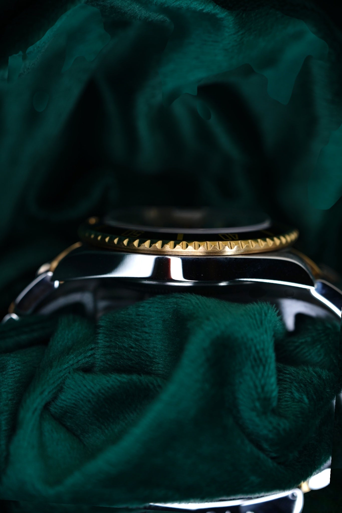 Rolex Submariner Date 16613 Full Set Two-Tone Yellow Gold Black Dial Engraved Rehaut A Neo-Vintage Classic timepiece