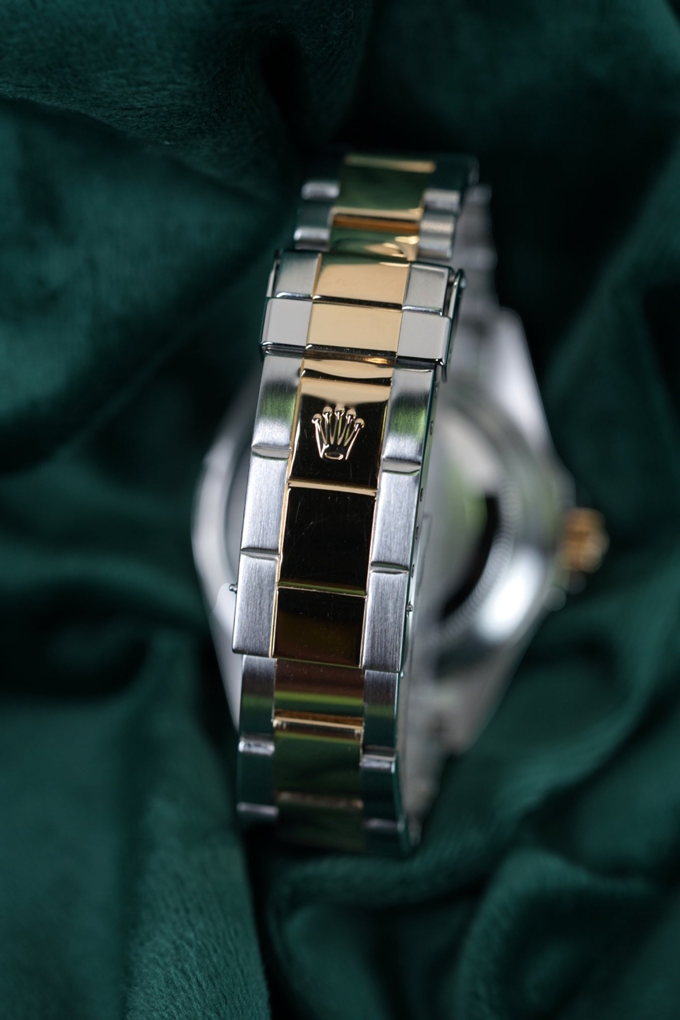 Rolex Submariner Date 16613 Full Set Two-Tone Yellow Gold Black Dial Engraved Rehaut A Neo-Vintage Classic timepiece