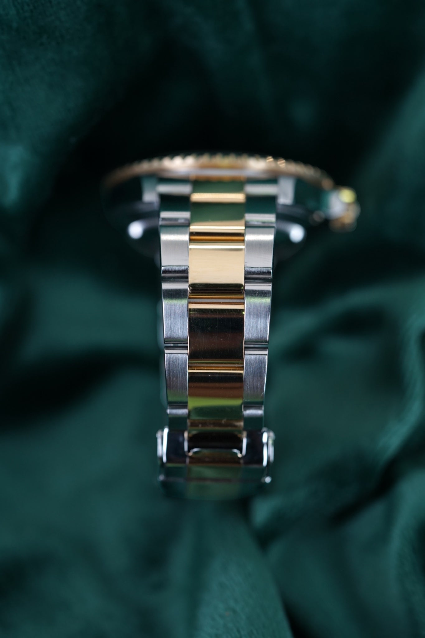 Rolex Submariner Date 16613 Full Set Two-Tone Yellow Gold Black Dial Engraved Rehaut A Neo-Vintage Classic timepiece