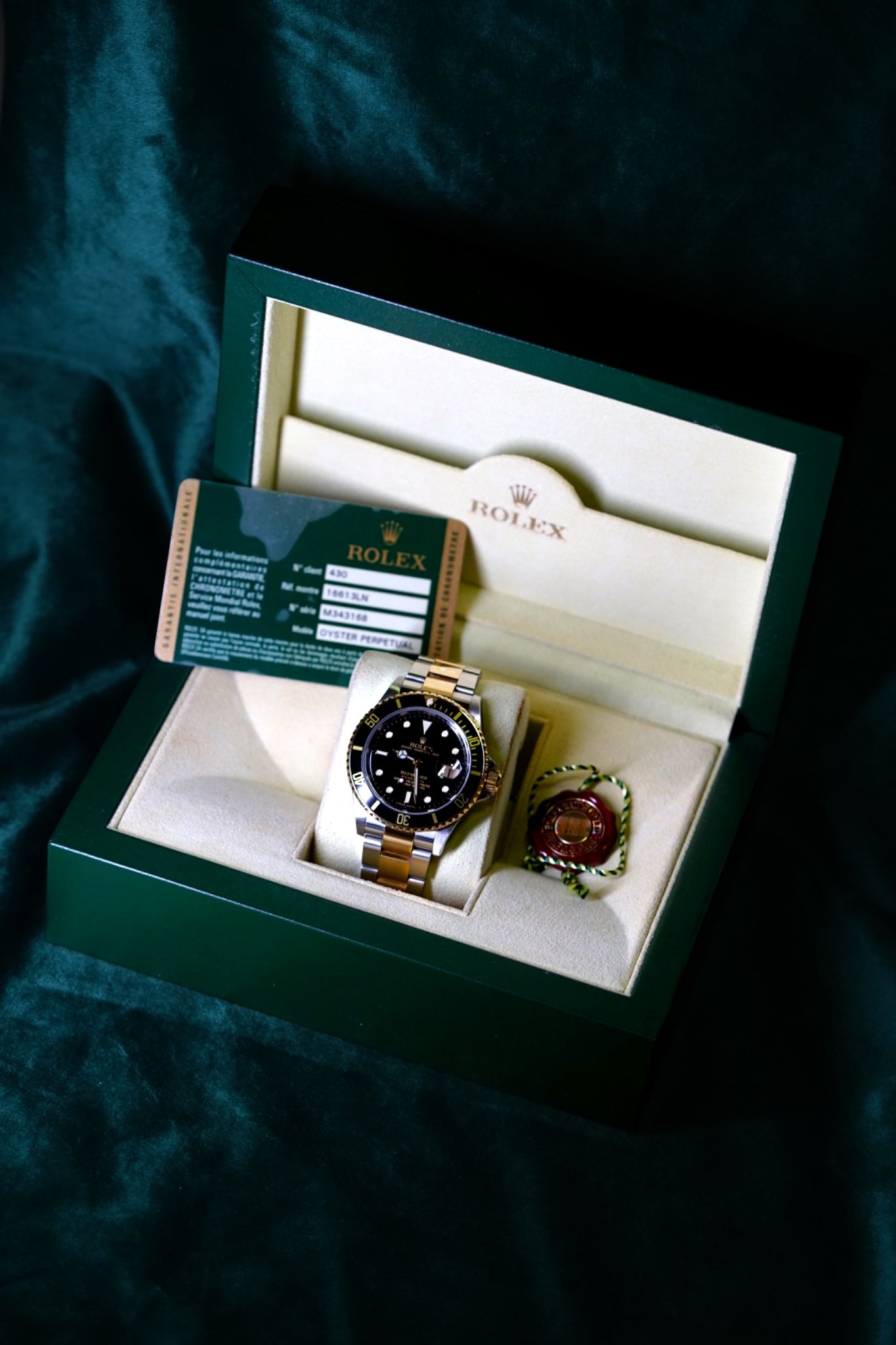 Rolex Submariner Date 16613 Full Set Two-Tone Yellow Gold Black Dial Engraved Rehaut A Neo-Vintage Classic timepiece