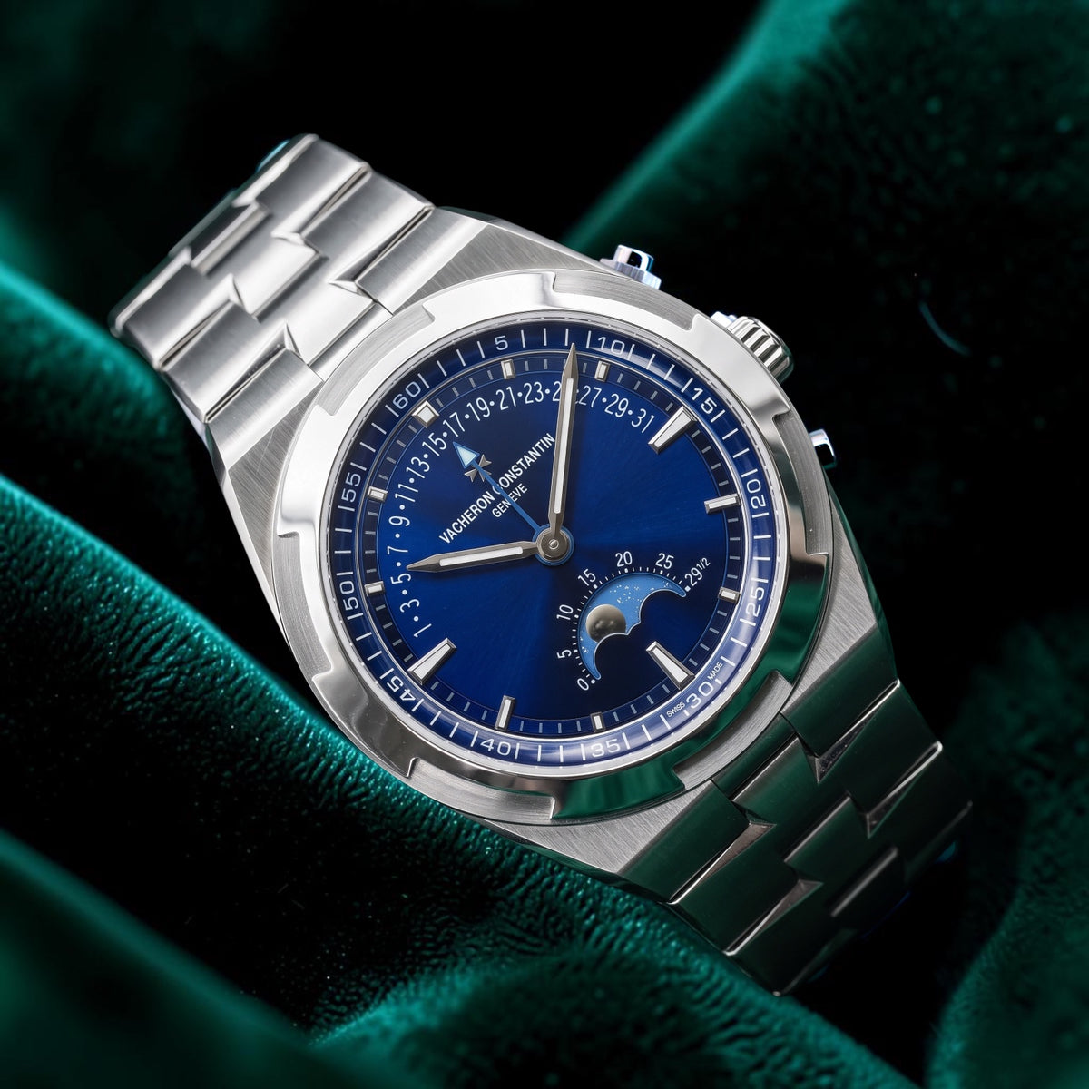 Vacheron Constantin Overseas | Ref. 4000V/210A-B911 | A Retrograde Moonphase Blue Dial timepiece