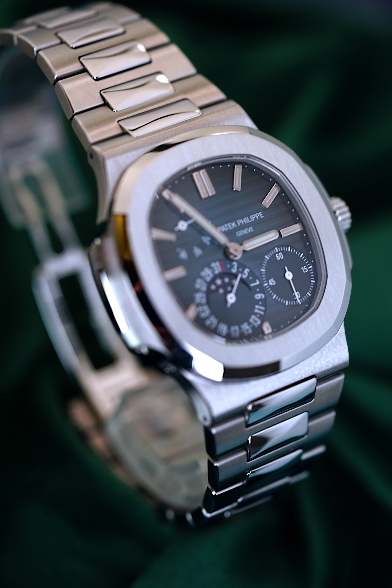 PATEK PHILIPPE NAUTILUS 5712/1A-001 | STEEL | MOONPHASE | DISCONTINUED ICON