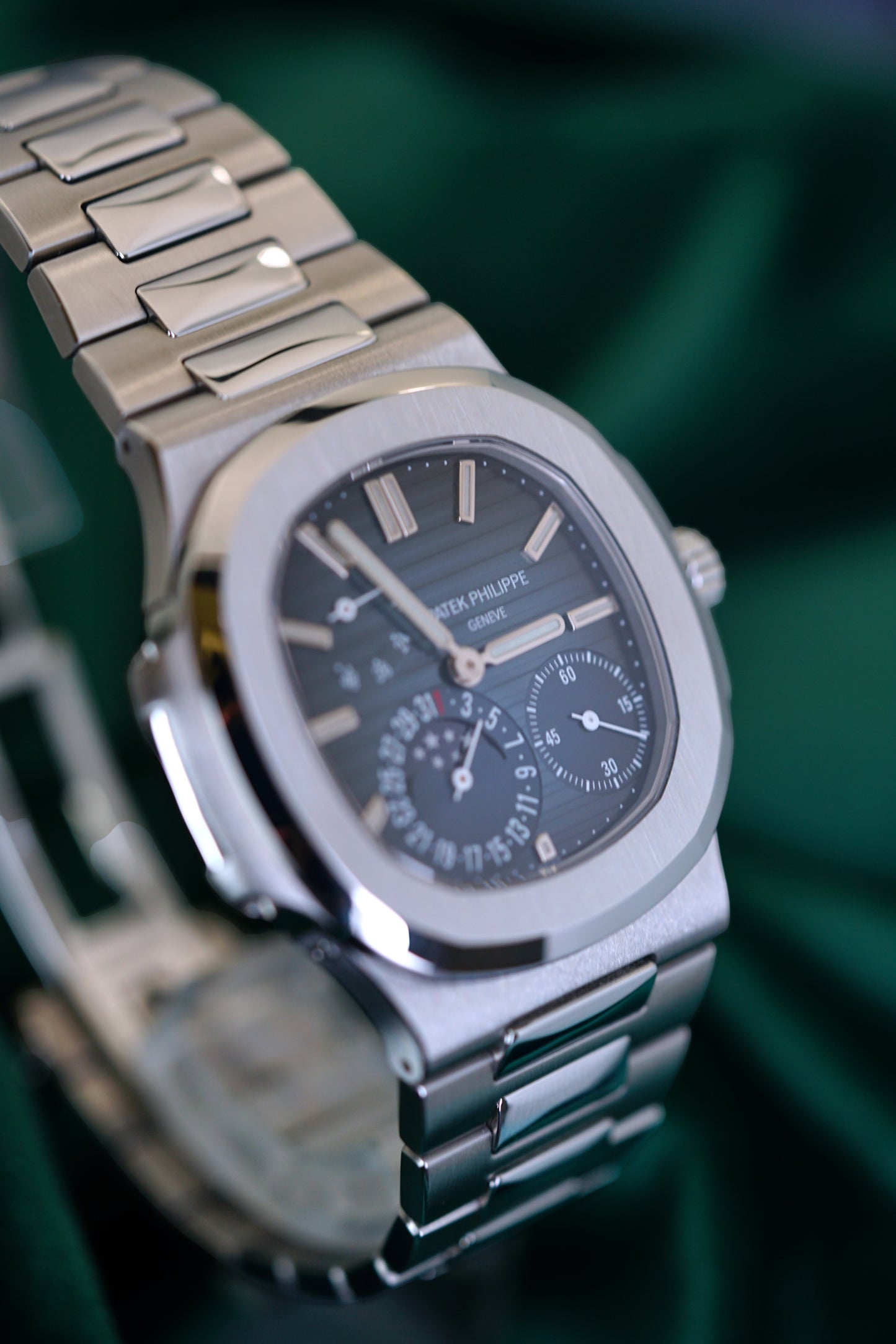 PATEK PHILIPPE NAUTILUS 5712/1A-001 | STEEL | MOONPHASE | DISCONTINUED ICON