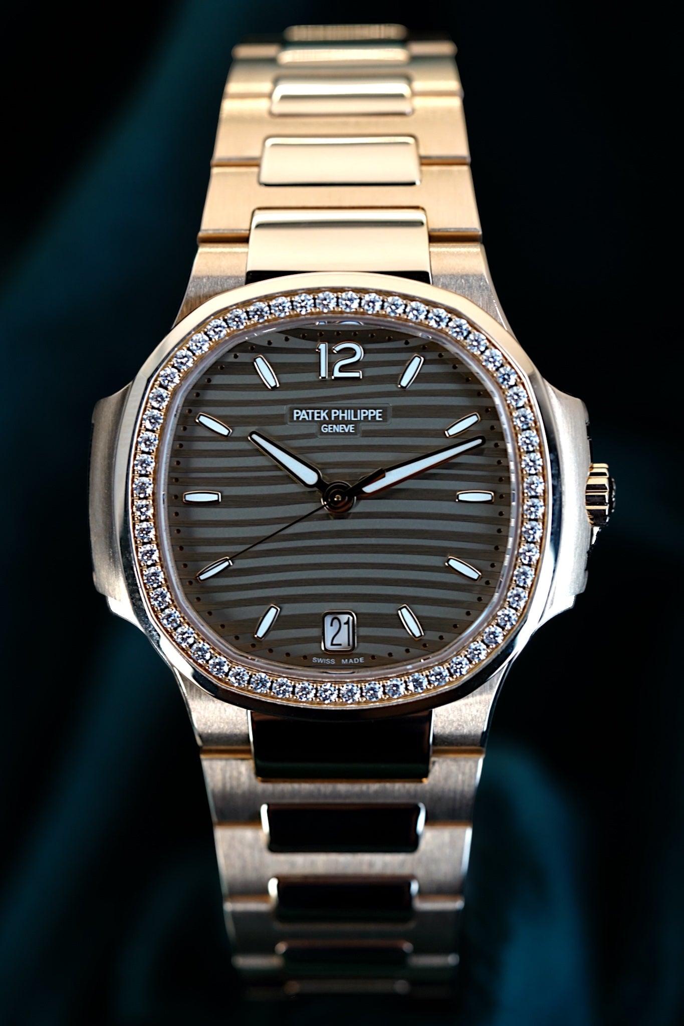 Patek Philippe Ladies Nautilus | Ref 7118/1200R-010 | A 18k Rose Gold Diamond Date Wristwatch