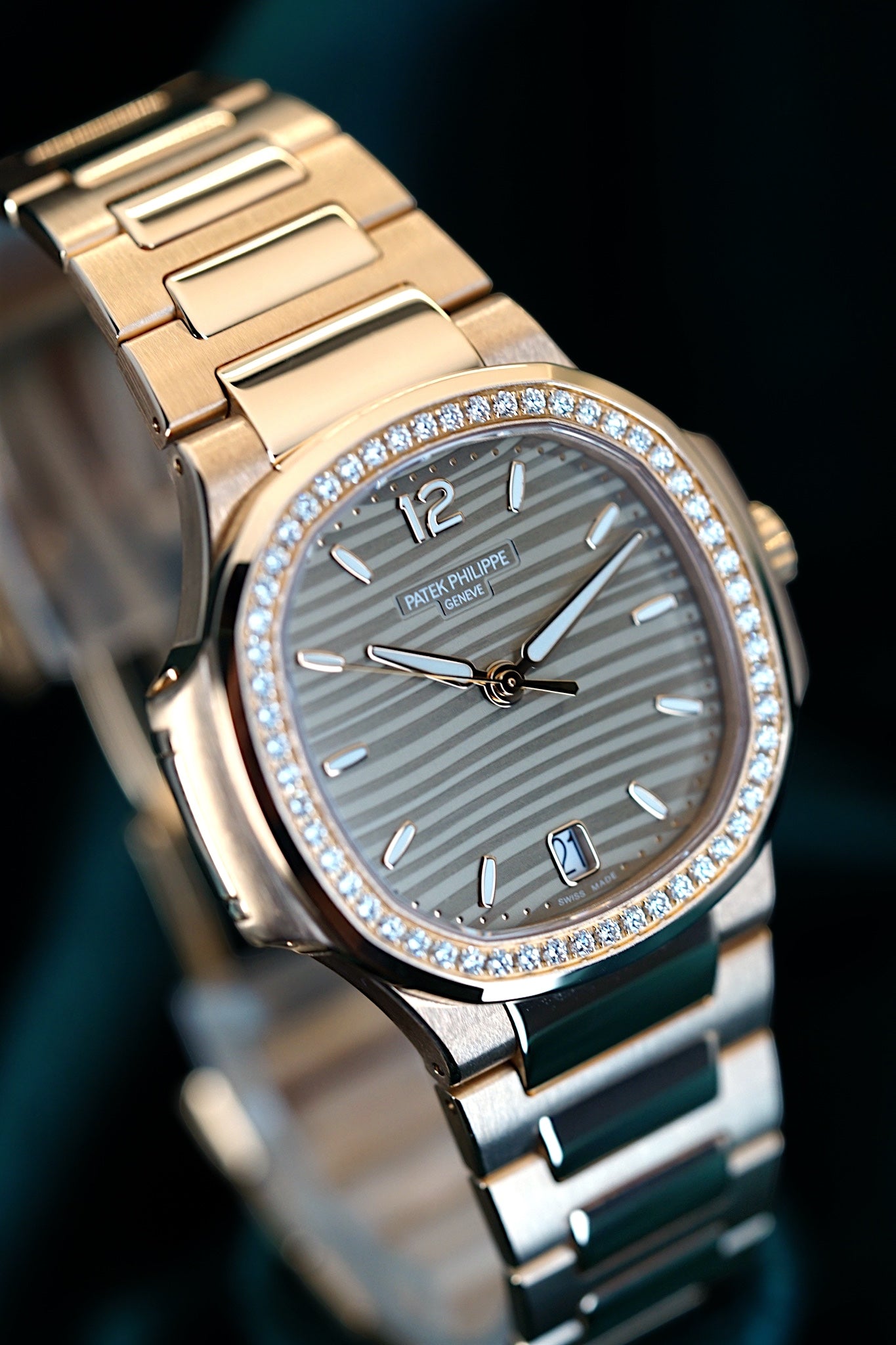 Patek Philippe Ladies Nautilus | Ref 7118/1200R-010 | A 18k Rose Gold Diamond Date Wristwatch