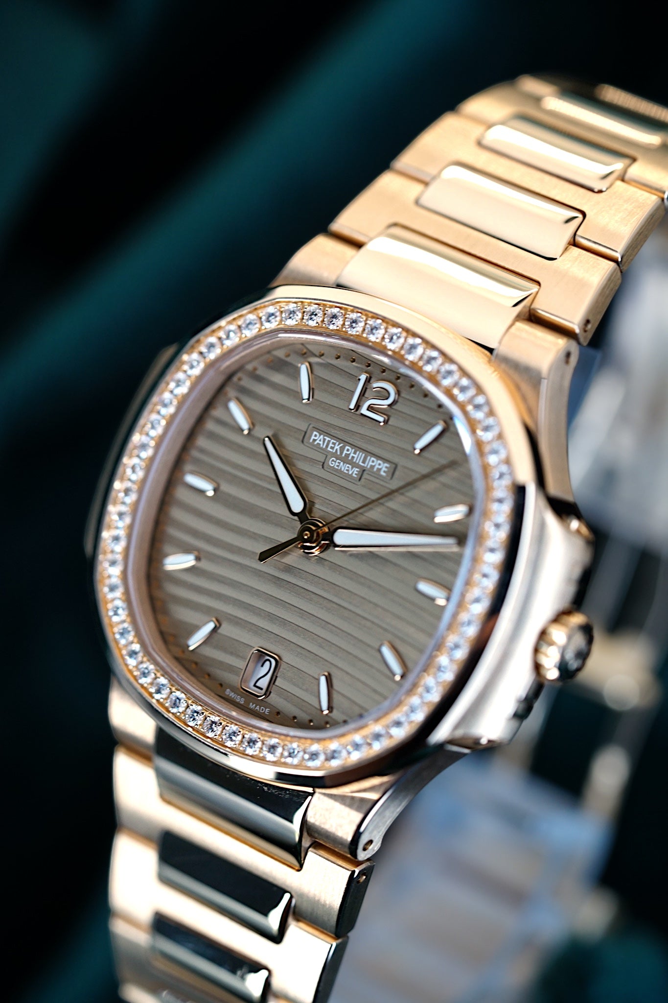 Patek Philippe Ladies Nautilus | Ref 7118/1200R-010 | A 18k Rose Gold Diamond Date Wristwatch