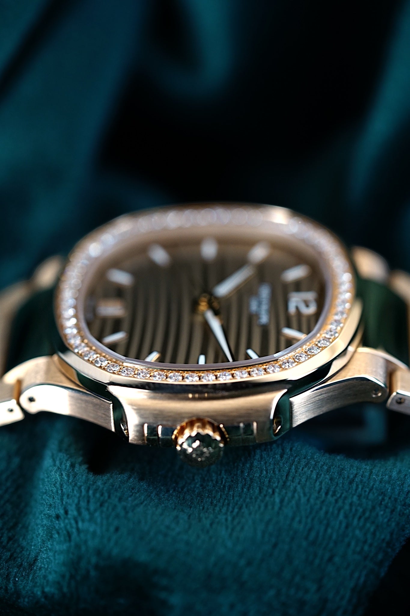 Patek Philippe Ladies Nautilus | Ref 7118/1200R-010 | A 18k Rose Gold Diamond Date Wristwatch