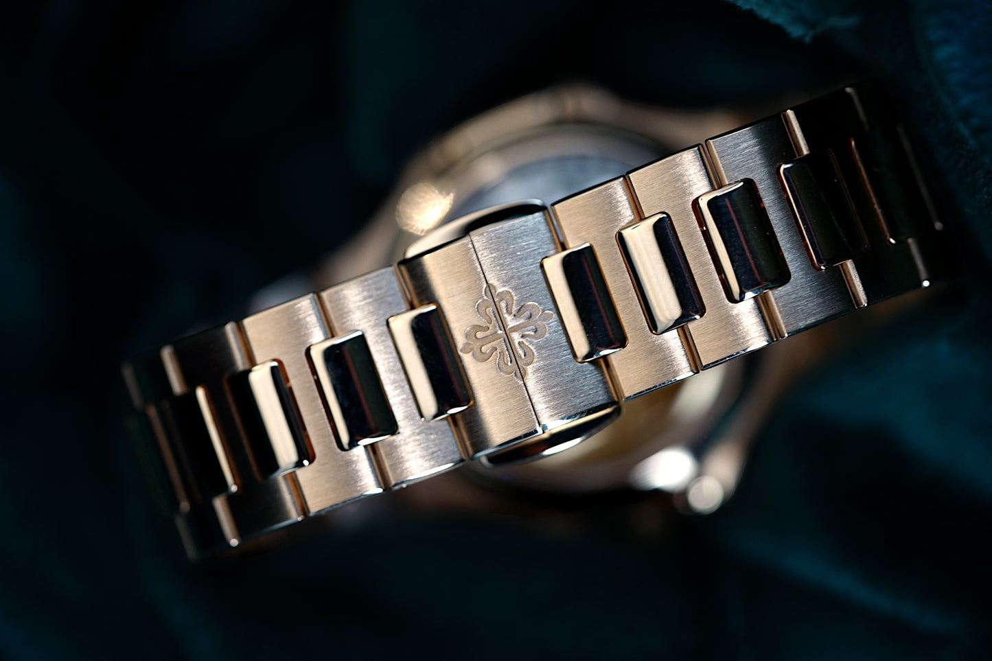 Patek Philippe Ladies Nautilus | Ref 7118/1200R-010 | A 18k Rose Gold Diamond Date Wristwatch