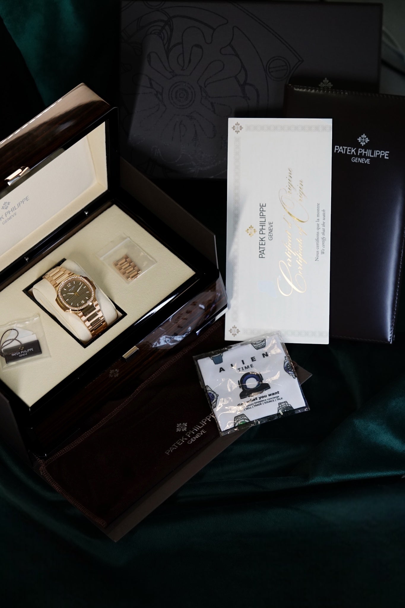 Patek Philippe Ladies Nautilus | Ref 7118/1200R-010 | A 18k Rose Gold Diamond Date Wristwatch