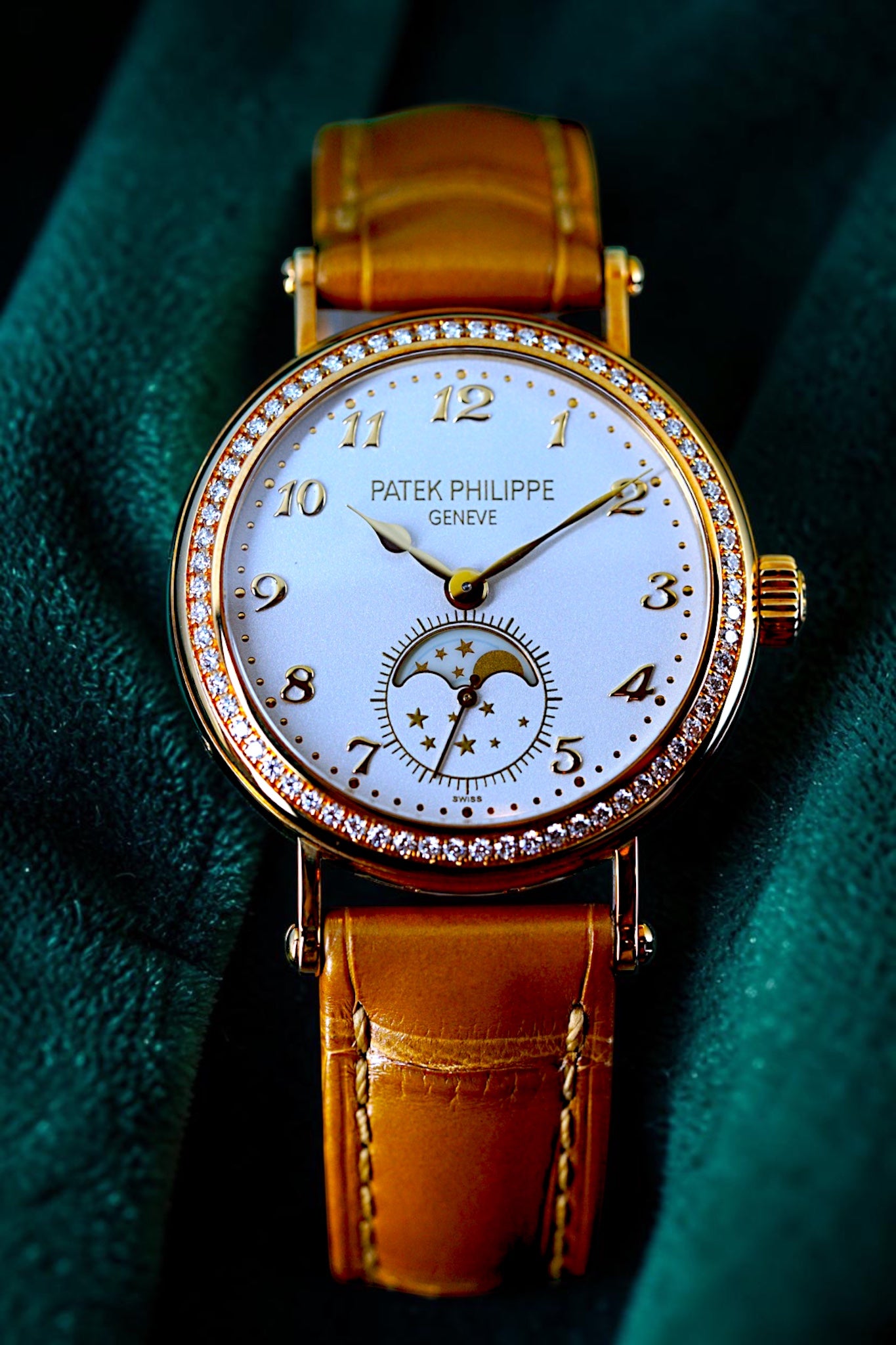 Patek Philippe 7121J-001: Classic Yellow Gold Elegance
