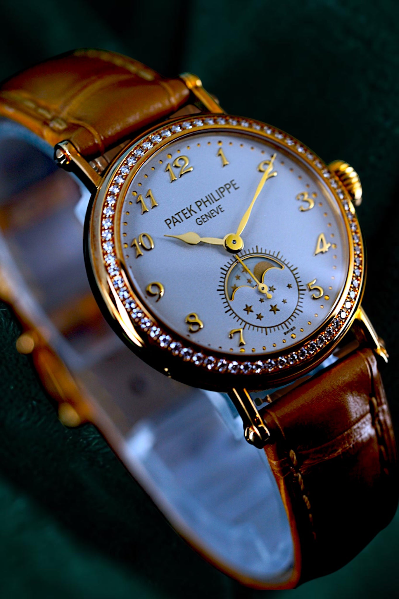 Patek Philippe 7121J-001: Classic Yellow Gold Elegance