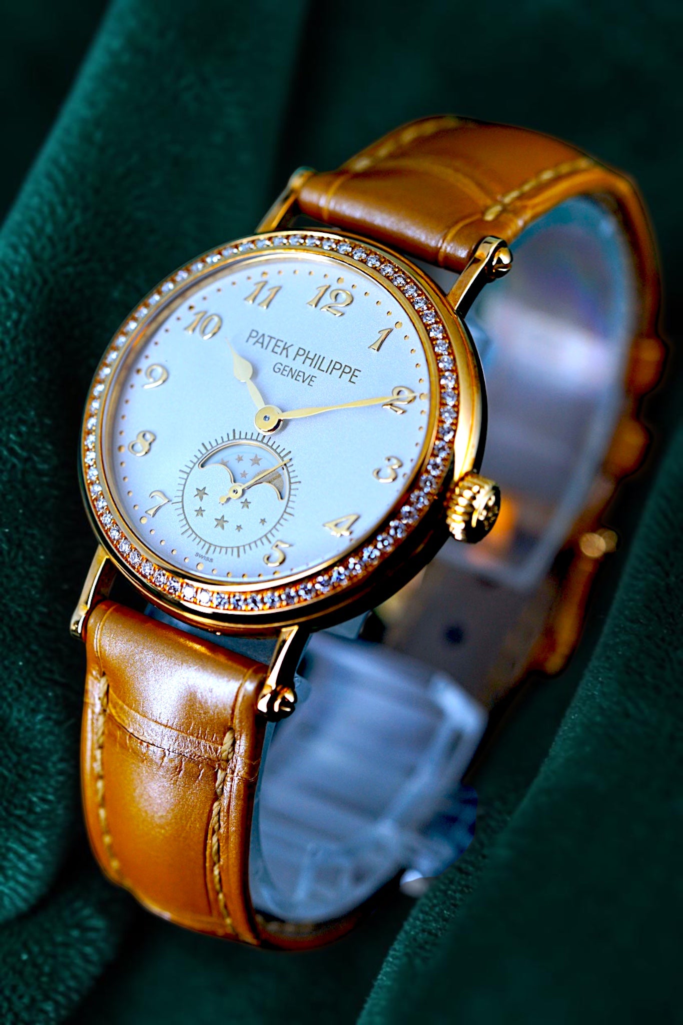Patek Philippe 7121J-001: Classic Yellow Gold Elegance