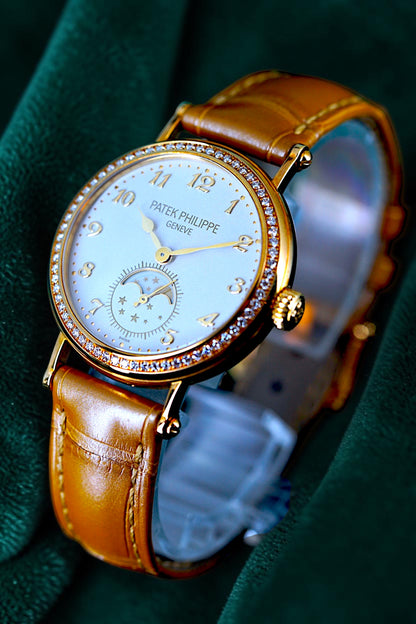 Patek Philippe 7121J-001: Classic Yellow Gold Elegance