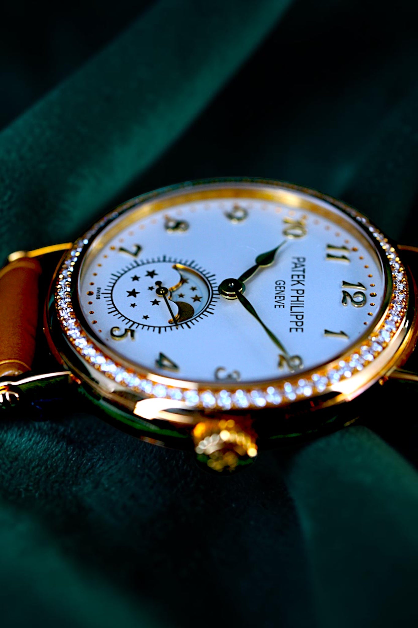 Patek Philippe 7121J-001: Classic Yellow Gold Elegance