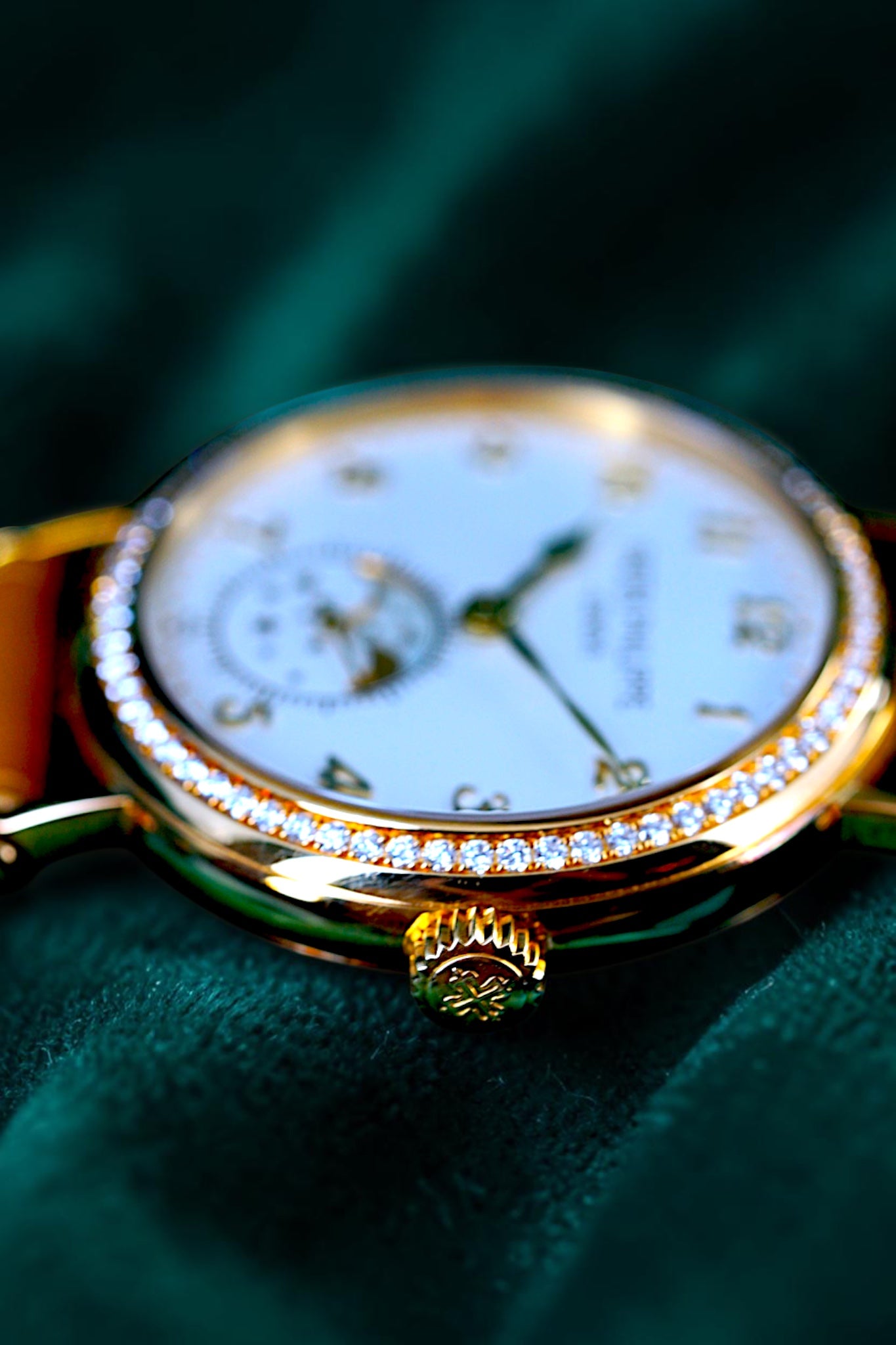 Patek Philippe 7121J-001: Classic Yellow Gold Elegance