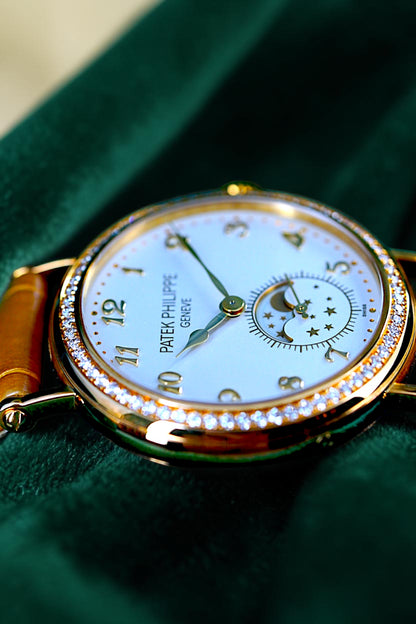 Patek Philippe 7121J-001: Classic Yellow Gold Elegance