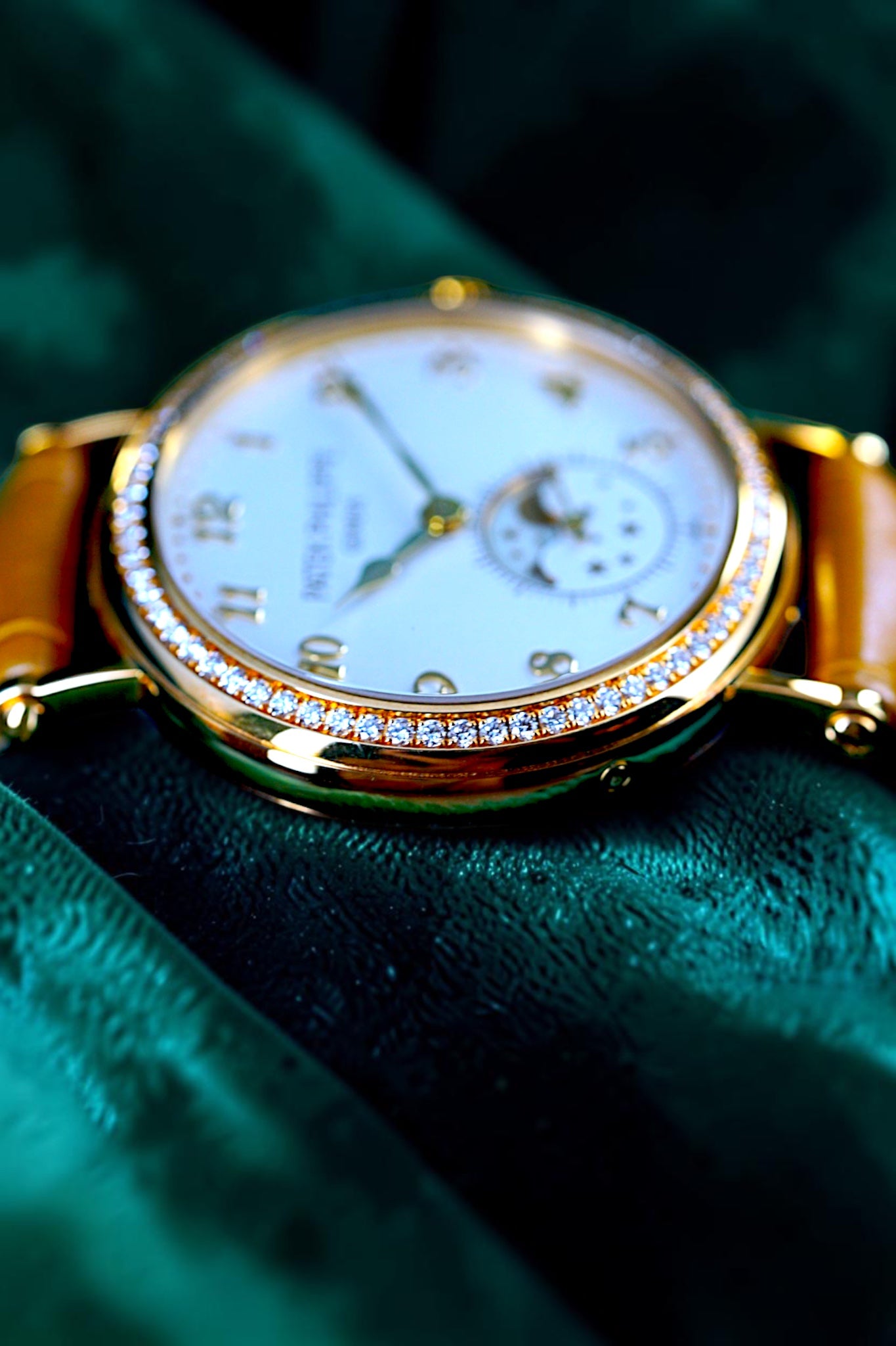 Patek Philippe 7121J-001: Classic Yellow Gold Elegance