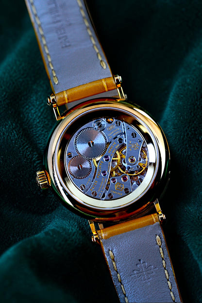 Patek Philippe 7121J-001: Classic Yellow Gold Elegance
