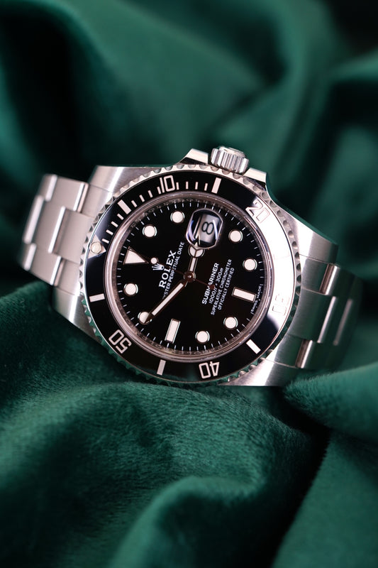 Rolex Submariner Date a Stainless Steel timepiece A stainless steel wristwatch with date and bracelet in Full Seet | 40mm OysterSteel