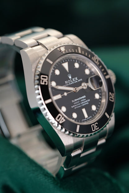 Rolex Submariner Date a Stainless Steel timepiece A stainless steel wristwatch with date and bracelet in Full Seet | 40mm OysterSteel