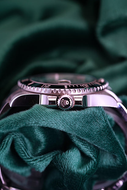 Rolex Submariner Date a Stainless Steel timepiece A stainless steel wristwatch with date and bracelet in Full Seet | 40mm OysterSteel