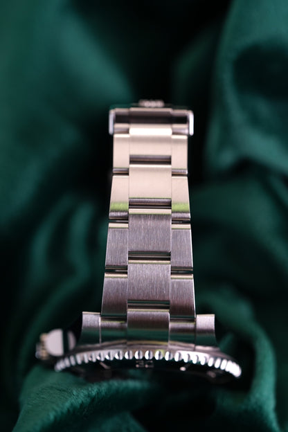 Rolex Submariner Date a Stainless Steel timepiece A stainless steel wristwatch with date and bracelet in Full Seet | 40mm OysterSteel