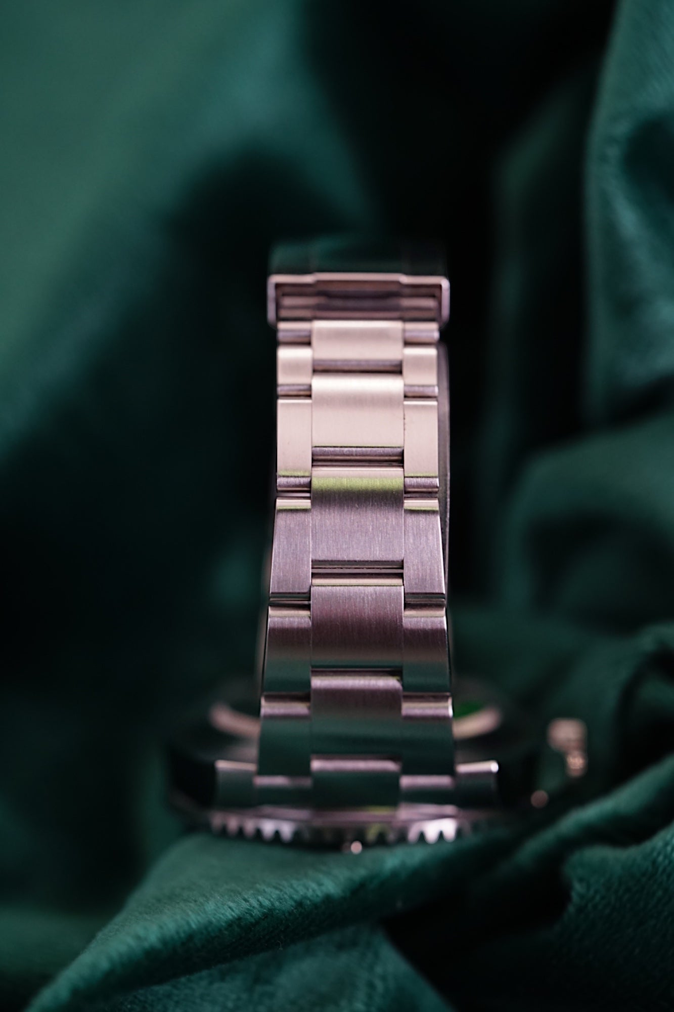 Rolex Submariner Date a Stainless Steel timepiece A stainless steel wristwatch with date and bracelet in Full Seet | 40mm OysterSteel