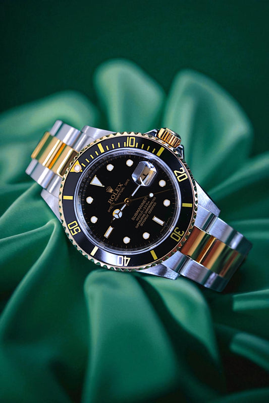 Rolex Submariner Date 16613 Full Set Two-Tone Yellow Gold Black Dial Engraved Rehaut A Neo-Vintage Classic timepiece