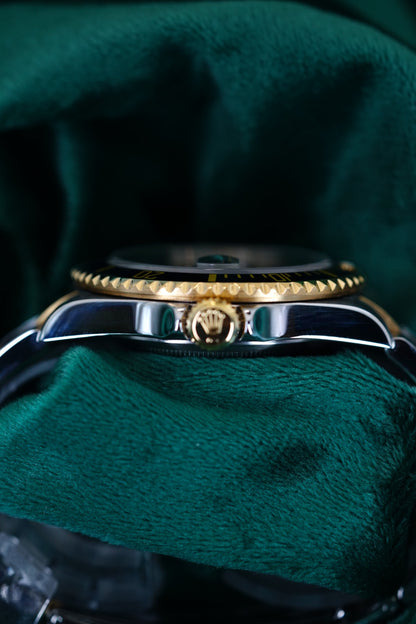 Rolex Submariner Date 16613 Full Set Two-Tone Yellow Gold Black Dial Engraved Rehaut A Neo-Vintage Classic timepiece