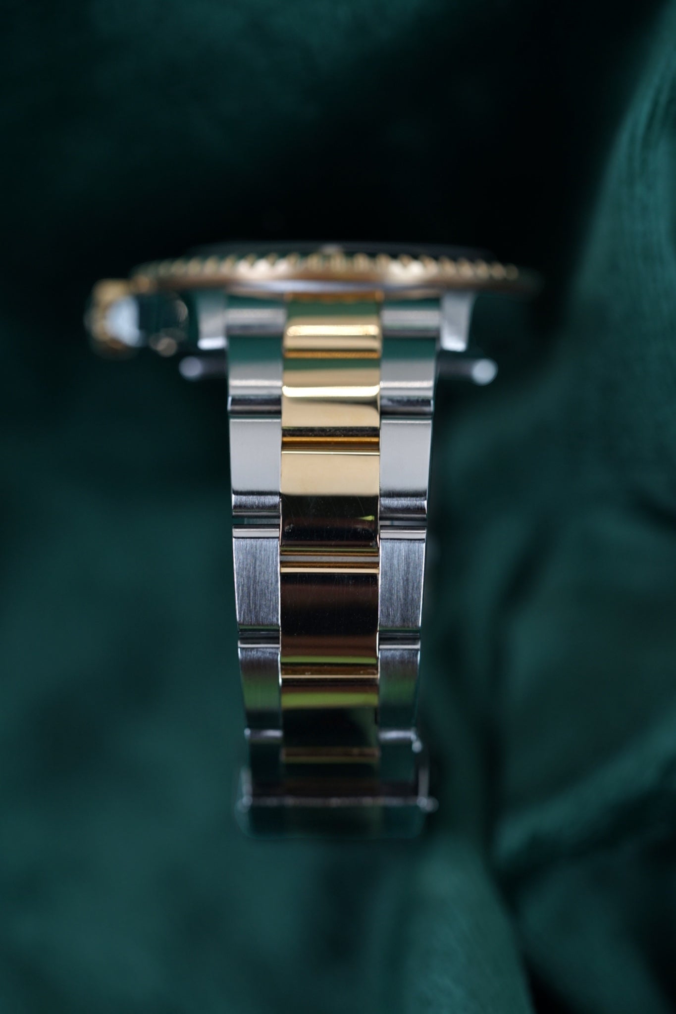 Rolex Submariner Date 16613 Full Set Two-Tone Yellow Gold Black Dial Engraved Rehaut A Neo-Vintage Classic timepiece