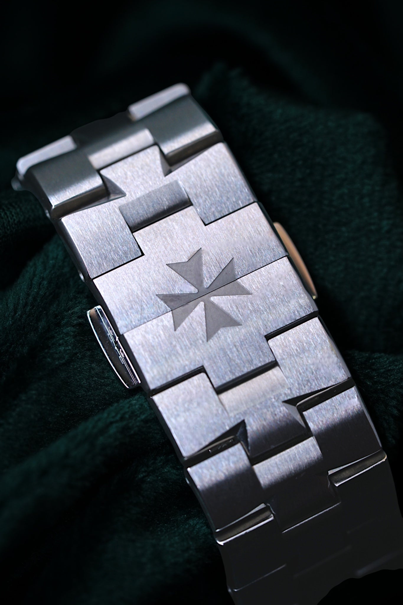 Vacheron Constantin Overseas, Ref. 5500v/110a-b113 | a Rare Complete Set Triple-strap Blue Dial 42.5mm Stainless Steel Automatic Chronograph Sports Watch