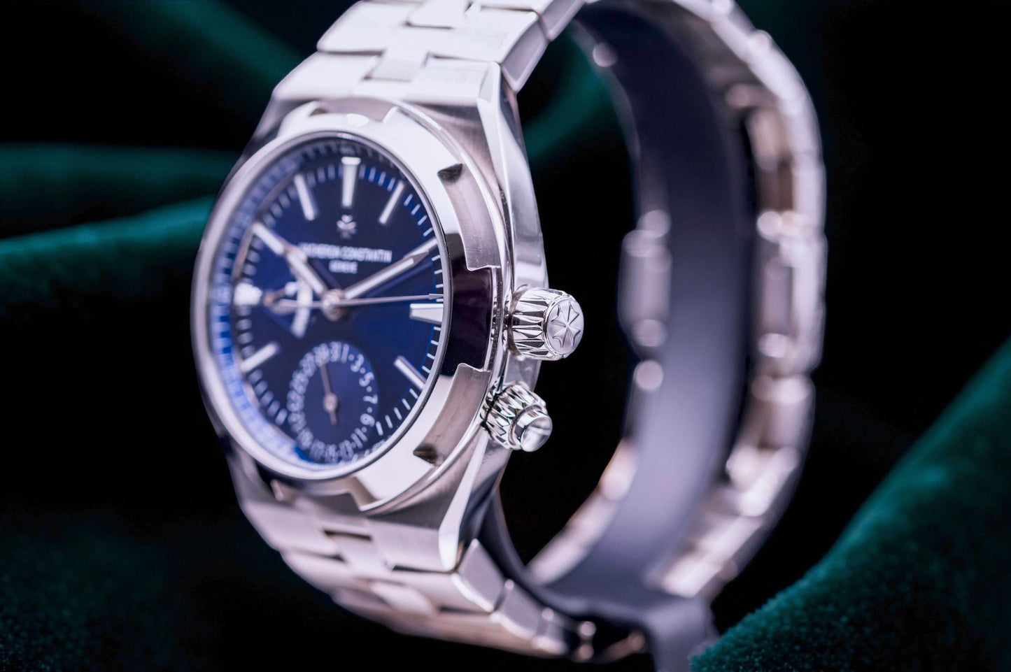 Vacheron Constantin Overseas, Ref. 7900v/110a-b546 | a Rare Stainless Steel Dual Time Blue Dial Complete Set Luxury Sports Watch