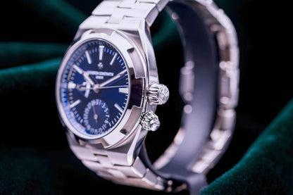 Vacheron Constantin Overseas, Ref. 7900v/110a-b546 | a Rare Stainless Steel Dual Time Blue Dial Complete Set Luxury Sports Watch