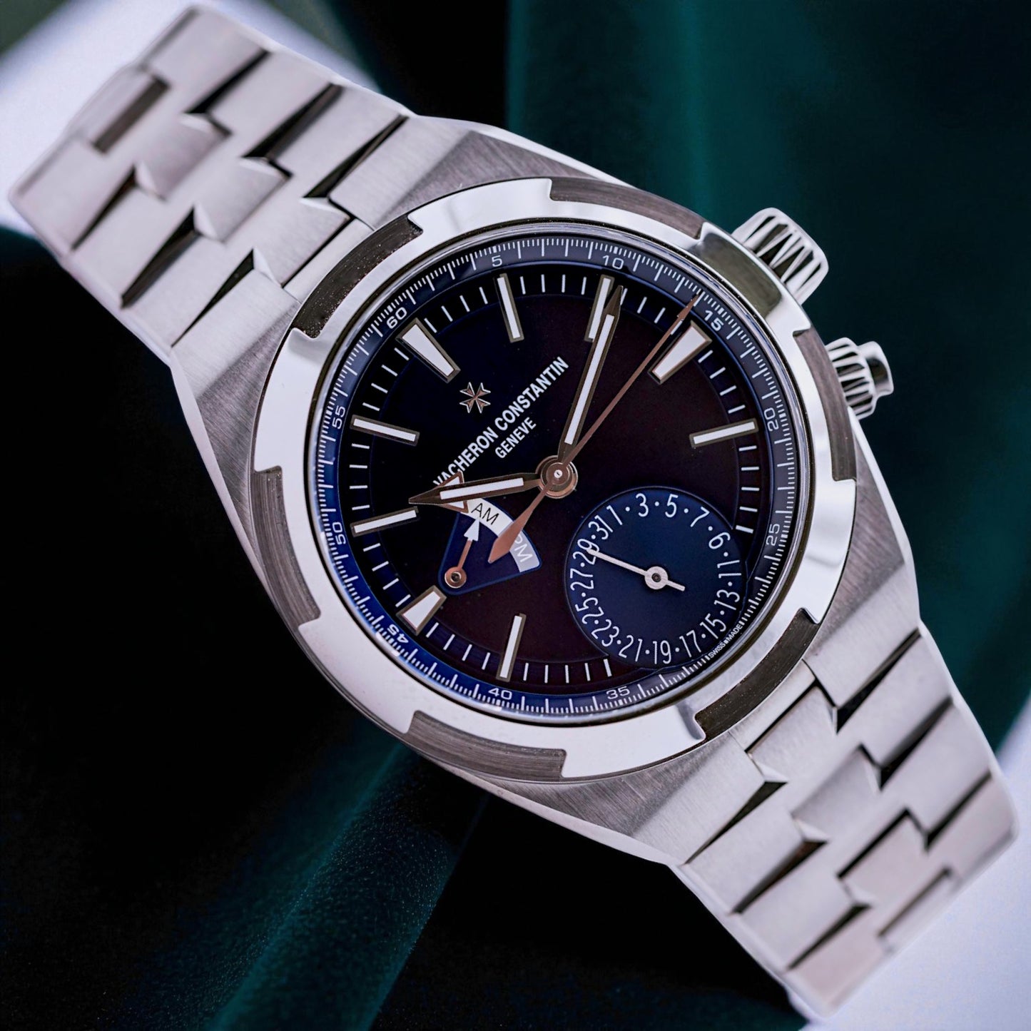 Vacheron Constantin Overseas, Ref. 7900v/110a-b546 | a Rare Stainless Steel Dual Time Blue Dial Complete Set Luxury Sports Watch