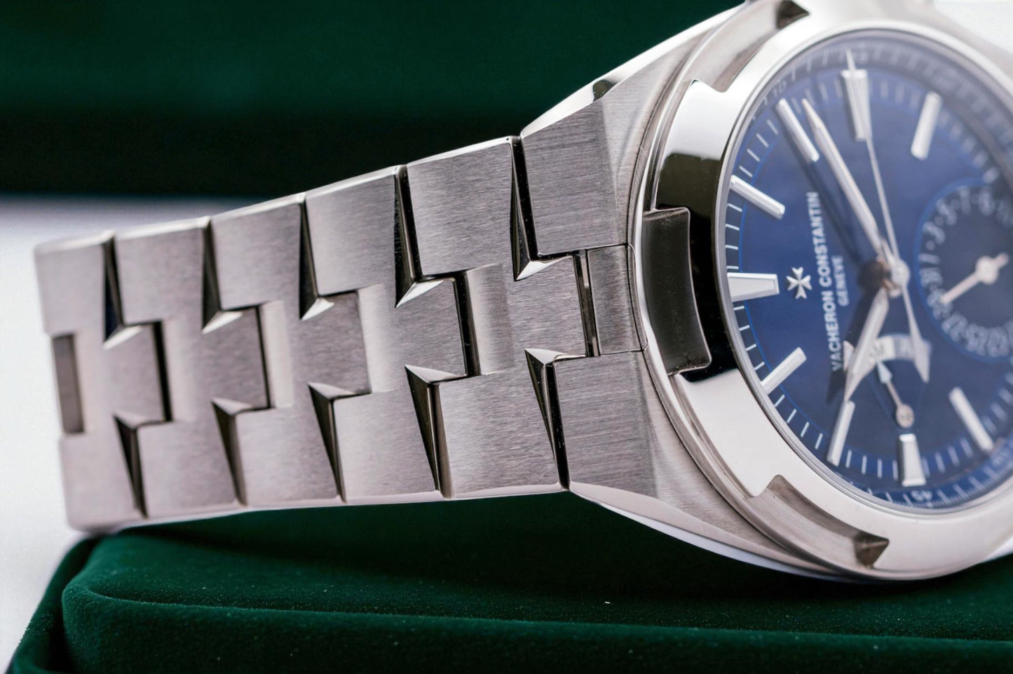 Vacheron Constantin Overseas, Ref. 7900v/110a-b546 | a Rare Stainless Steel Dual Time Blue Dial Complete Set Luxury Sports Watch