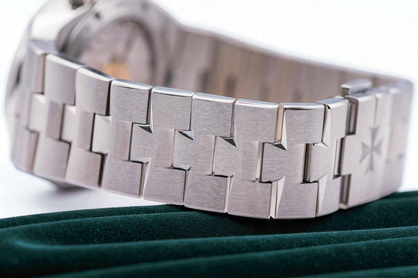 Vacheron Constantin Overseas, Ref. 7900v/110a-b546 | a Rare Stainless Steel Dual Time Blue Dial Complete Set Luxury Sports Watch