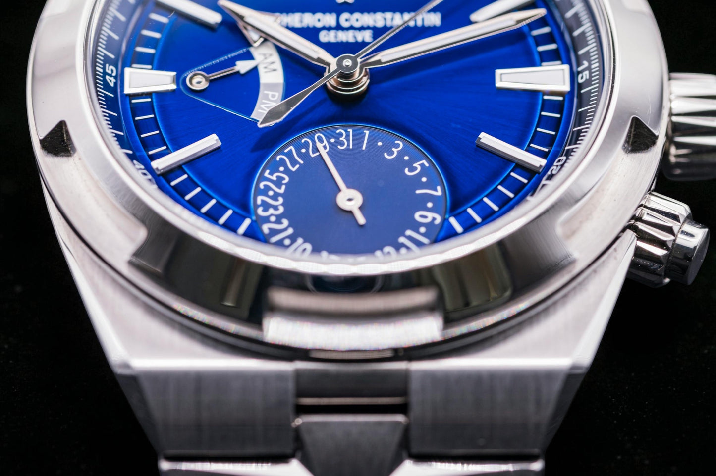 Vacheron Constantin Overseas, Ref. 7900v/110a-b546 | a Rare Stainless Steel Dual Time Blue Dial Complete Set Luxury Sports Watch