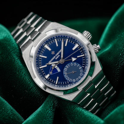 Vacheron Constantin Overseas, Ref. 7900v/110a-b546 | a Rare Stainless Steel Dual Time Blue Dial Complete Set Luxury Sports Watch