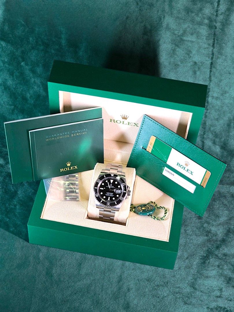Rolex Submariner Date a Stainless Steel timepiece A stainless steel wristwatch with date and bracelet in Full Seet | 40mm OysterSteel